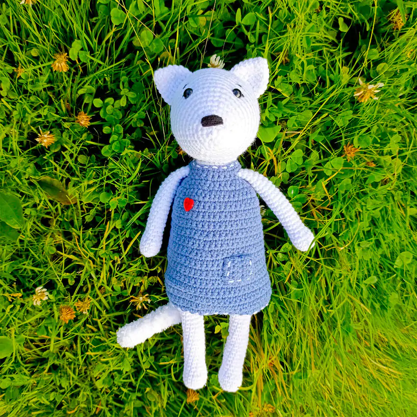 Белая кошечка в платье